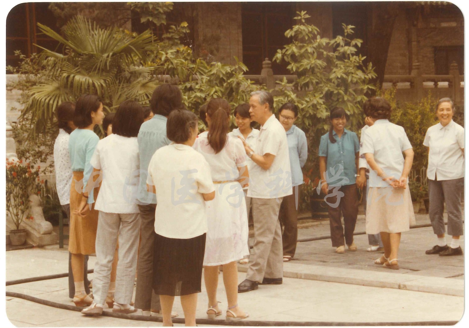 顾院长和学生亲切交谈-恢复四年制大学护理系第一班学生入学教育-8-SX-JX-79.jpg